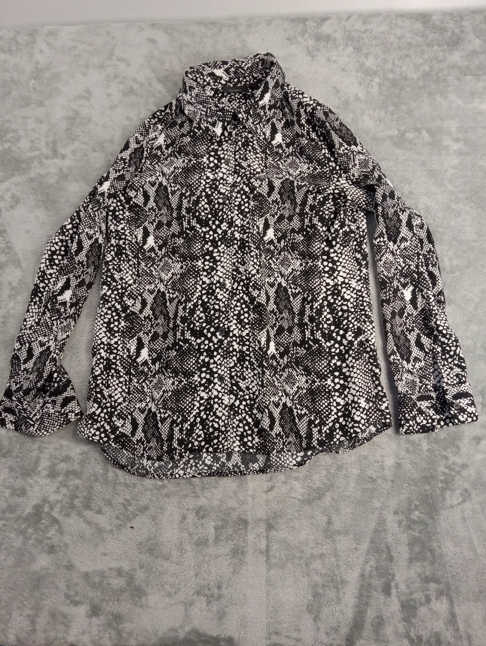 Halogen Women's Black White Animal Print  Long Sleeve Blouse  Size Medium